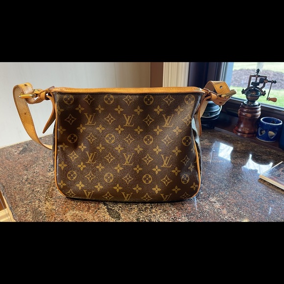 AUTHENTIC Louis Vuitton Hudson GM - Picture 2 of 13